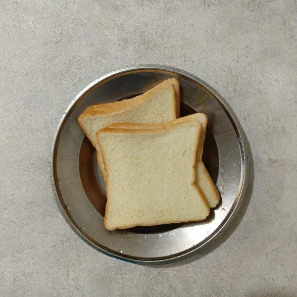 Siapkan roti tawar.