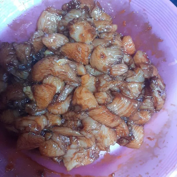 Diamkan ayam selama 30 menit taruh di chiller kulkas ya, lebih lama lebih baik, biar bumbu makin meresap.