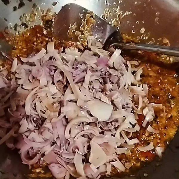 Masukkan kecombrang. Kemudian, aduk.