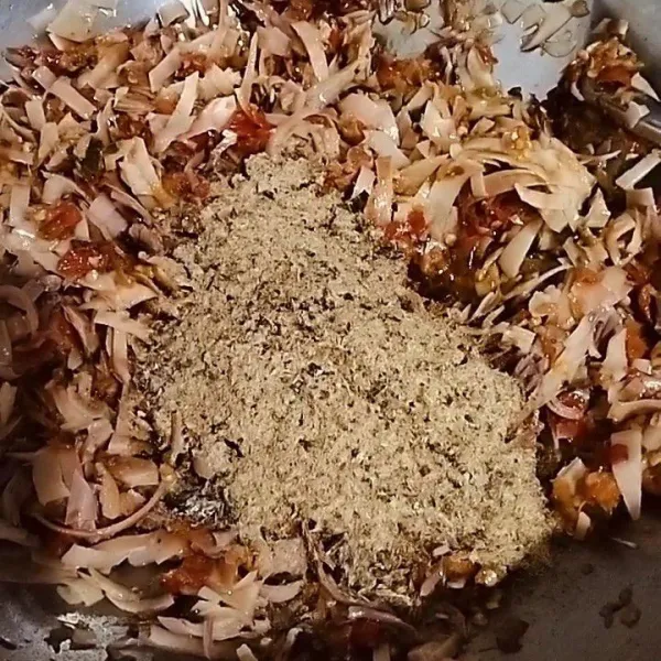Masukkan roa. Aduk kembali. Beri garam, gula, dan penyedap. Aduk, kemudian tes rasa. Masak hingga matang.