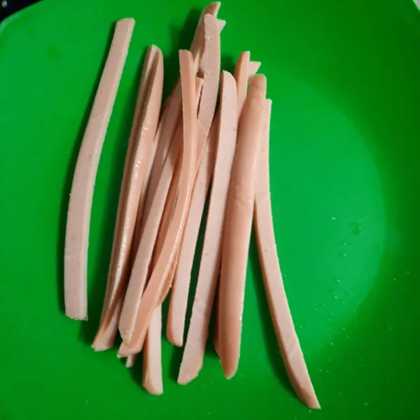 Potong sosis menjadi 4 bagian.