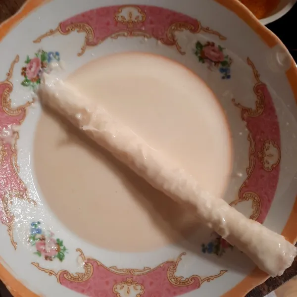 Lalu balur dengan tepung terigu yang telah dilarutkan dengan air.