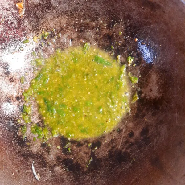Masak juga cabe rawit yang telah dihaluskan tadi sampai matang.