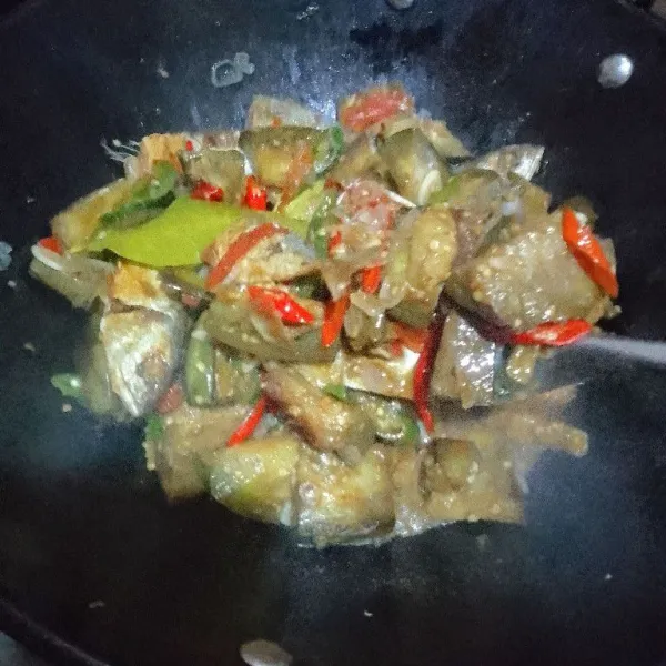 Oseng terong ikan kembung cabe ijo siap di santap bareng nasi hangat, Selamat mencoba ya moms
