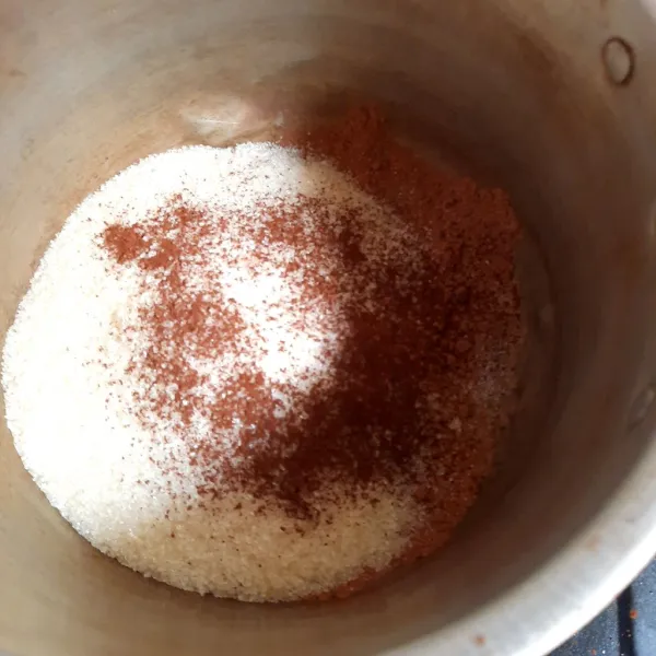Masukan agar-agar plain, bubuk jelly, dan gula pasir ke dalam panci.