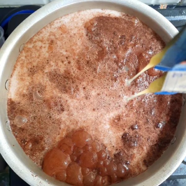 Lalu masukan susu kental manis.