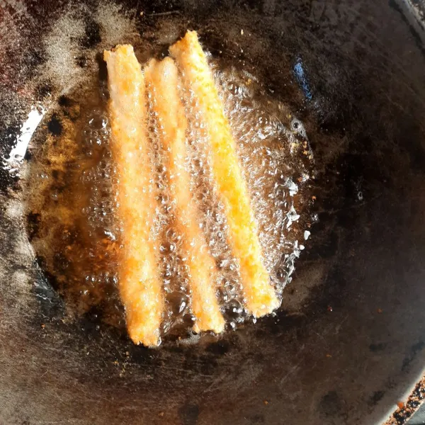 Kemudian panaskan minyak, masak hingga kuning ke orenan.