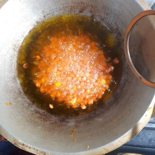 Lalu, masak kacang sampai warnanya sedikit kecoklatan.