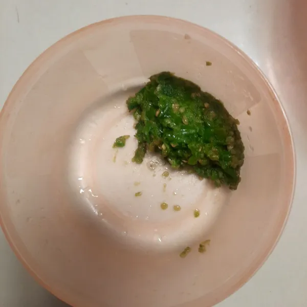 Giling cabe rawit dan bawang putih.