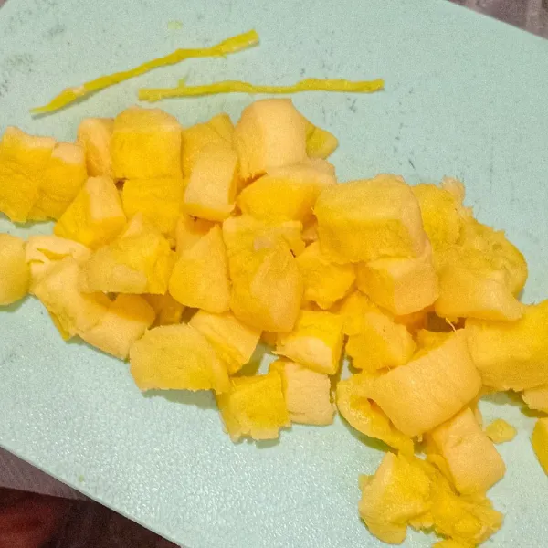 Buang sumbu tape singkong dan potong dadu. Kemudian, sisihkan.