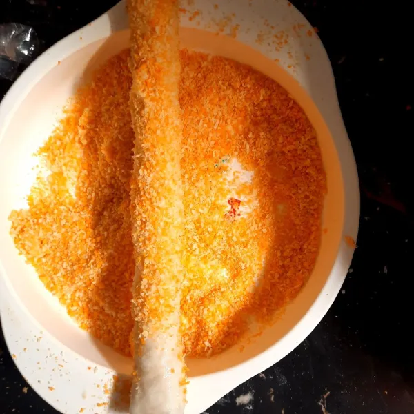 Balurkan lagi dengan tepung panir.