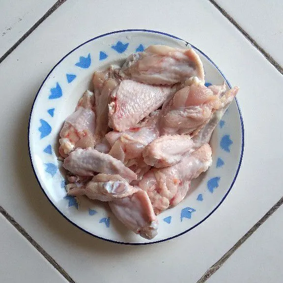 Bersihkan ayam dan kucuri dengan jeruk nipis (agar tidak amis). Haluskan bawang putih.