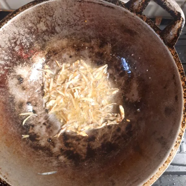 Masak ikan teri hingga sedikit menguning.
