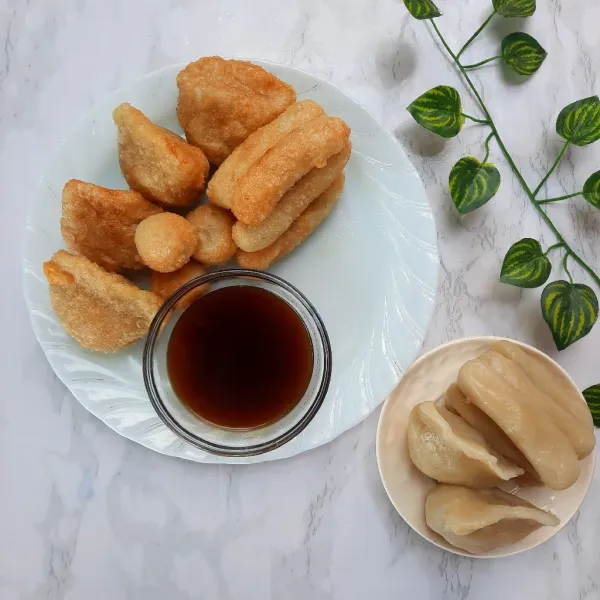 Setelah digoreng, pempek siap untuk dinikmati!