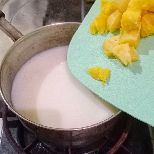 Masukkan potongan tape singkong. Biarkan mendidih sebentar, matikan kompor. Angkat.