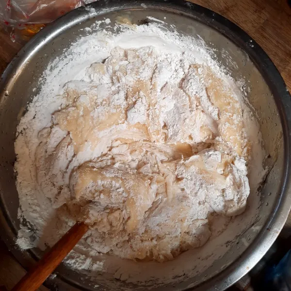 Lalu, tambahkan tepung tapioka dan aduk lagi sampai tercampur.