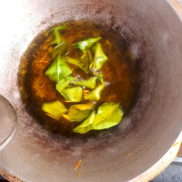 Kemudian, masak daun jeruk sebentar saja.