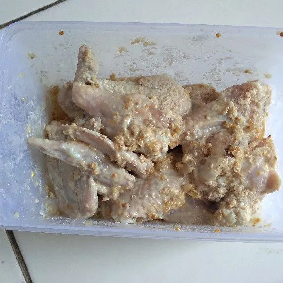 Tambahkan tepung maizena kemudian aduk. Marinasi ayam minimal 30 menit di dalam kulkas.