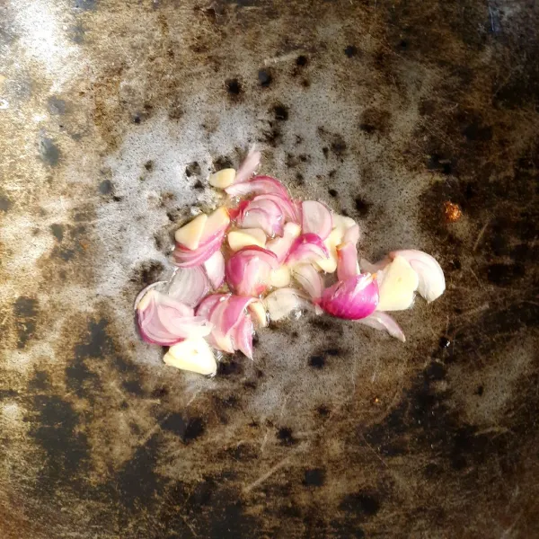 Kemudian panaskan minyak, tumis bawang hingga sedikit kecoklatan.