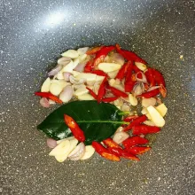 Tumis bawang merah, bawang putih, cabai dan daun salam sampai harum.