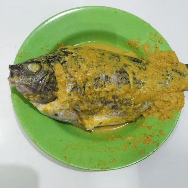 Balut ikan dengan bumbu halus, diamkan sekitar 30 menit
