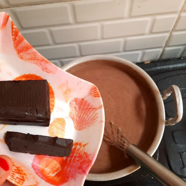 Tambahkan coklat batang, kemudian aduk lagi sampai coklat larut dan mendidih.