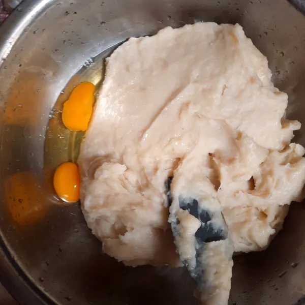 Kemudian, pindahkan adonan ke dalam wadah yang sedikit besar. Lalu, masukkan telur ke dalam adonan. Aduk hingga semuanya tercampur.