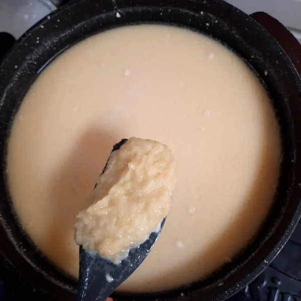 Masak sampai tepung berubah bentuk seperti di gambar.