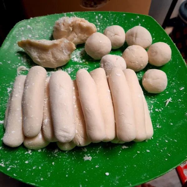 Adonan setelah dicetak, kemudian rebus dan goreng pempek.