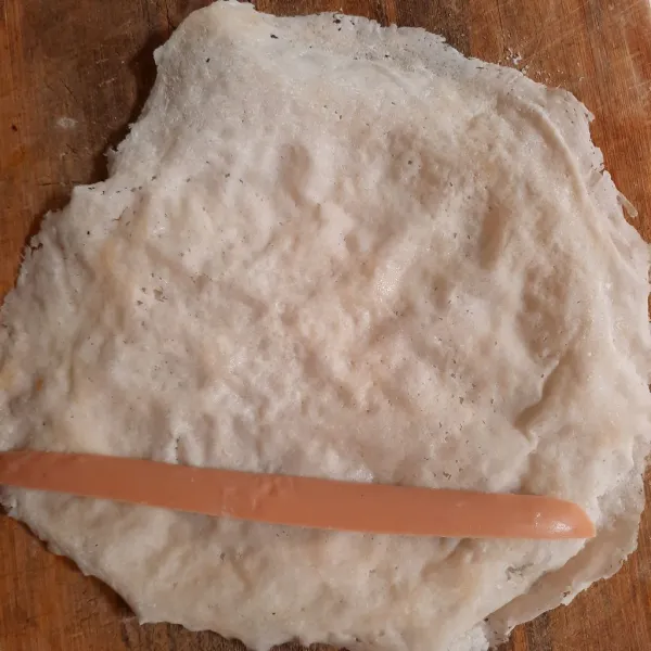 Gulung sosis dengan kulit lumpia.