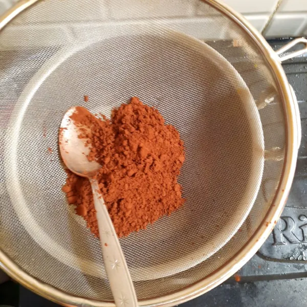 Kemudian saring coklat bubuknya.