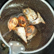 Goreng ikan sampai matang, angkat dan tiriskan.