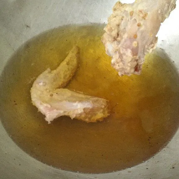 Panaskan minyak goreng. Goreng ayam sampai semua sisi golden brown. Angkat dan hidangkan.