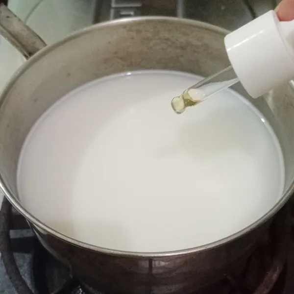 Tambahkan stevia tetes dan garam, aduk rata.
