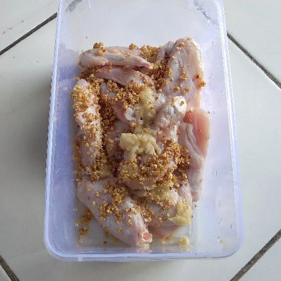Tambahkan garam, kaldu bubuk, lada bubuk dan biji ketumbar, saos tiram. Aduk sampai semua tercampur.