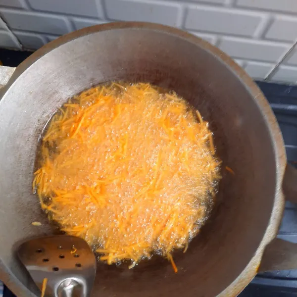 Panaskan minyak, masak ubi sampai warnanya menguning keorenan.
