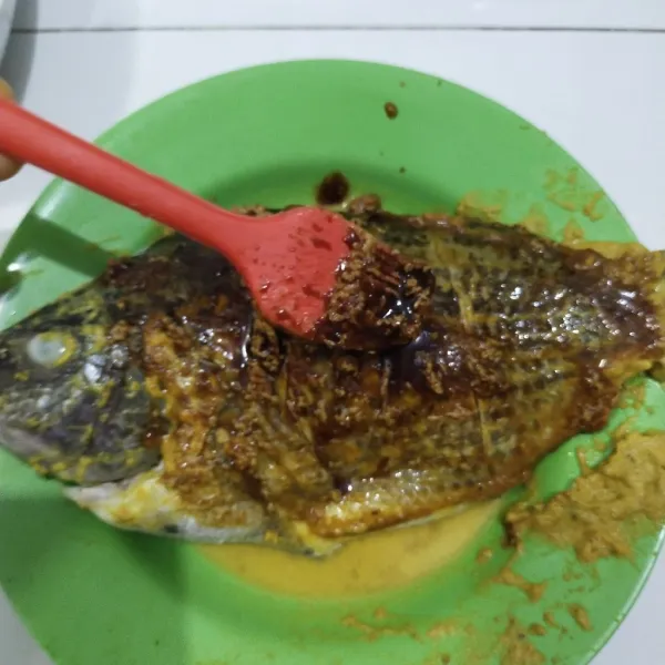 Campur bahan olesan dan sedikit bumbu ikan. Bakar ikan sampai matang sambil dioles dengan campuran olesan