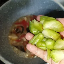 Kemudian masukkan irisan belimbing wuluh, bumbui dengan saus tiram, garam, lada bubuk, gula pasir dan penyedap rasa.