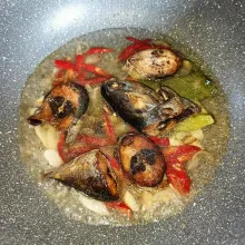Tuang air masukkan ikan goreng.
