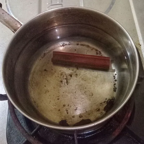 Rebus air bersama kayu manis dengan api kecil hingga air agak berkurang sedikit (± menjadi sekitar 400 ml).