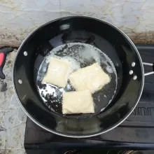 Goreng martabak mie sampai matang dan berwarna kecokelatan.