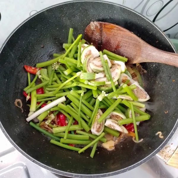 Masukkan Blalo dan terong. Aduk rata.