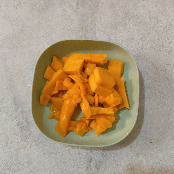 Cuci bersih mangga, lalu potong-potong kecil.