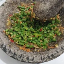 Tekan-tekan kacang biar bumbu sambel tercampur dengan kacang, beri kaldu bubuk, aduk dan beri air perasan jeruk limau