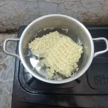 Rebus mie keriting sampai matang.