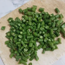 Potong kacang kecil- kecil