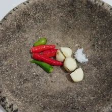 Haluskan bumbu sambel