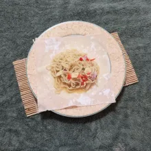 Selanjutnya masukkan 2 sendok adonan mie ke kulit lumpia, kemudian lipat berbentuk persegi.