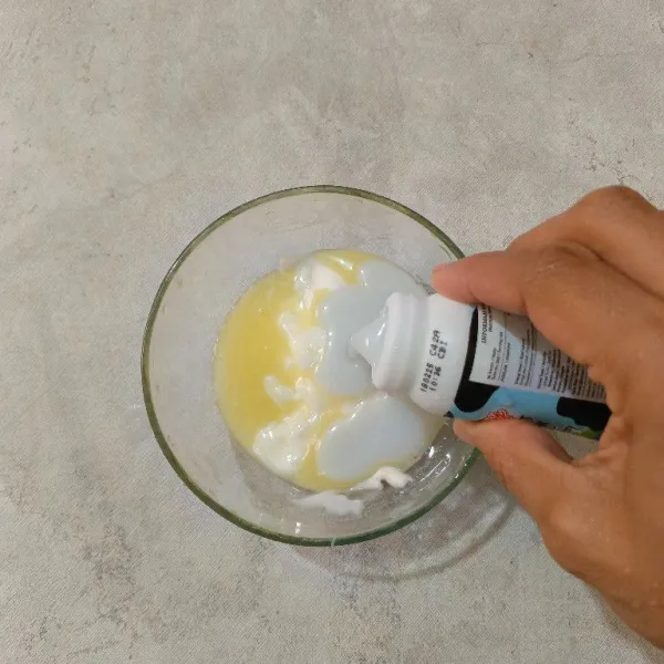 Kemudian tambahkan yogurt drink.