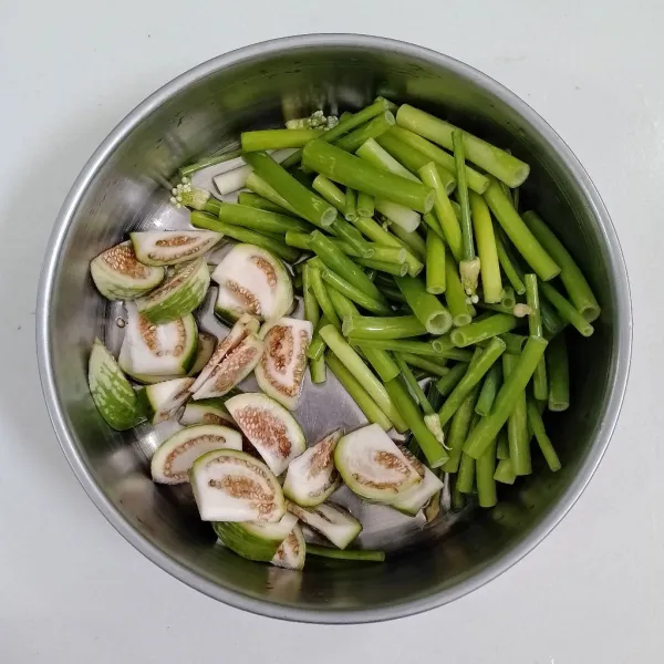 Siapkan blalo dan terong bulat.